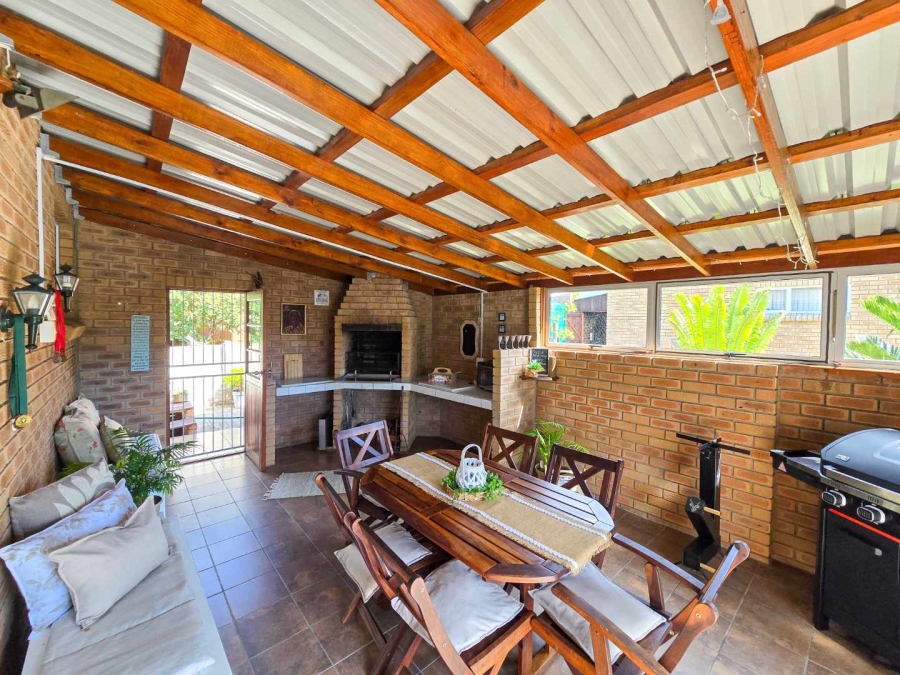 4 Bedroom Property for Sale in Stilbaai Wes Western Cape